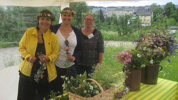 Den sommerlichen Kopfschmuck aus der Natur pr&auml;sentierten diese Damen.Paul Hader