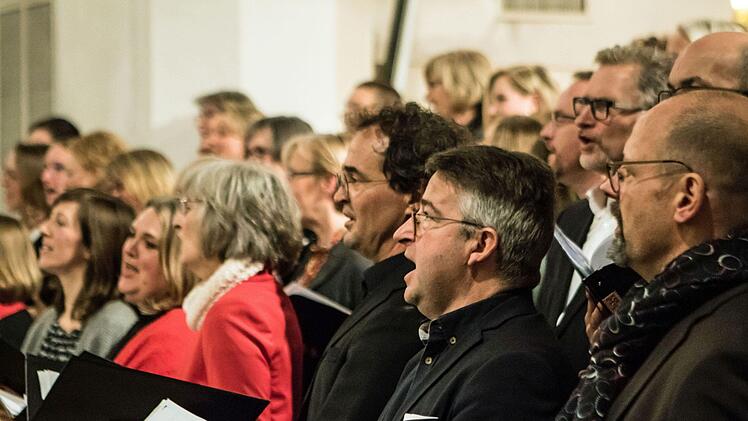 Riesigen Zuspruch fand das nachweihnachtliche Konzert mit dem Chor Unerhört unter Leitung von Antoinetta Bafas in der Coburger Heilig-Kreuz-Kirche.Foto: Jochen Berger