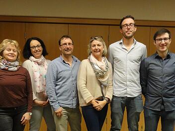 Unser Foto zeigt (von links) Renate Schmitt (Schriftführerin), Sandra Schmid (Jugendwartin), Klaus Wolf (Platzwart), Christiane (Kassenverwalterin), Patrick Schmitt (Abteilungsleiter) und Florian Kreil (Stellvertreter AbtL). Sie  leiten die Geschicke der Tennisabteilung für die nächsten drei Jahre. Foto: Wolfgang Wimmel