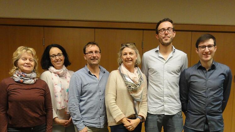 Unser Foto zeigt (von links) Renate Schmitt (Schriftführerin), Sandra Schmid (Jugendwartin), Klaus Wolf (Platzwart), Christiane (Kassenverwalterin), Patrick Schmitt (Abteilungsleiter) und Florian Kreil (Stellvertreter AbtL). Sie  leiten die Geschicke der Tennisabteilung für die nächsten drei Jahre. Foto: Wolfgang Wimmel