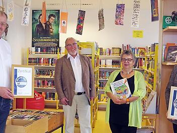 Der "Büchertreff" erhielt erneut das "Büchereisiegel" in Gold. Darüber freuen sich (von links) Pfarrer Thomas Teuchgräber, Kirchenpfleger Wolfgang Simon, Pastoralreferentin Birgitta Staufer-Neubauer und Bürgermeisterin Angela Hofmann. Foto: Heike Schülein