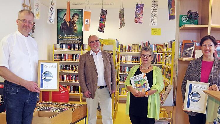 Der "Büchertreff" erhielt erneut das "Büchereisiegel" in Gold. Darüber freuen sich (von links) Pfarrer Thomas Teuchgräber, Kirchenpfleger Wolfgang Simon, Pastoralreferentin Birgitta Staufer-Neubauer und Bürgermeisterin Angela Hofmann. Foto: Heike Schülein