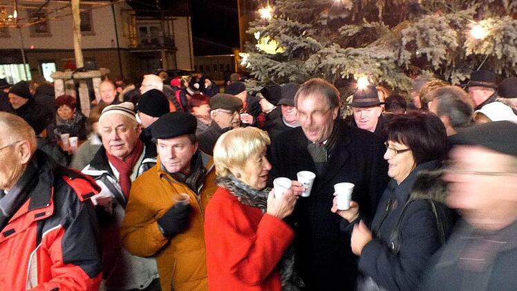 Bürgermeister Bernhard Ruß und seine Gattin Renate inmitten von Sander Bürgern beim Empfang auf dem Rathausplatz zum Auftakt von 875 Jahre Sand.