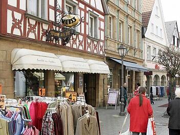 Wurst und Fleischwaren der Metzgerei Weiß gibt es nach dem Insolvenzantrag nur noch im Geschäft in der Langgasse (Bild) und in der Thurnauer Filiale.  Foto: Stephan Tiroch