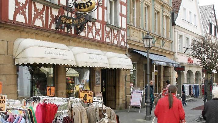 Wurst und Fleischwaren der Metzgerei Weiß gibt es nach dem Insolvenzantrag nur noch im Geschäft in der Langgasse (Bild) und in der Thurnauer Filiale.  Foto: Stephan Tiroch