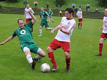 Gegrätscht, gekämpft: Der Garitzer Marco Niebling (links) zeigt gegen den Schweinfurter Henry Stenzinger jene Tugenden, die im Abstiegskampf gefragt sind. Foto: Hopf