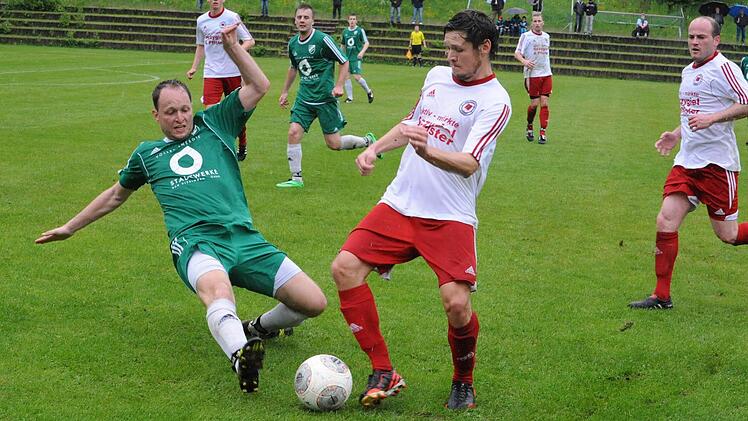 Gegrätscht, gekämpft: Der Garitzer Marco Niebling (links) zeigt gegen den Schweinfurter Henry Stenzinger jene Tugenden, die im Abstiegskampf gefragt sind. Foto: Hopf