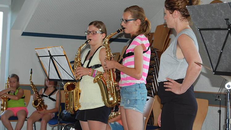 Die jungen Musiker vom Jugendblasorchester aus Thulba zeigten, was sie schon alles gelernt haben. Foto: Günther Straub