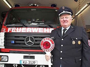 Eigentlich wollte der Gemeinderat eine Sanierung des Kasendorfer Feuerwehrhauses beschließen, doch jetzt hat die Löschgruppe - hier Kommandant Heinz Hübner - erst einmal alle Signale auf "Halt" gestellt: Die Wehr möchte lieber einen Neubau. Foto: Sonja Adam