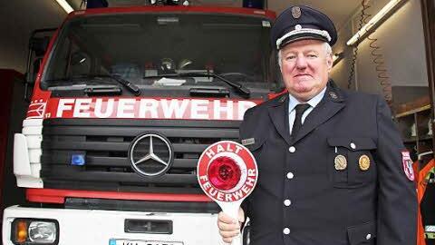 Eigentlich wollte der Gemeinderat eine Sanierung des Kasendorfer Feuerwehrhauses beschließen, doch jetzt hat die Löschgruppe - hier Kommandant Heinz Hübner - erst einmal alle Signale auf "Halt" gestellt: Die Wehr möchte lieber einen Neubau. Foto: Sonja Adam