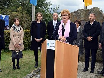 Am Gedenkstein für Franz Josef Strauß gedachte die CSU der deutschen Wiedervereinigung (von links); JU-Kreisvorsitzender Holger Then, FU-Kreisvorsitzende Julia Spörlein, MdB Emmi Zeulner, CSU-Kreisvorsitzender Christian Meißner, MdEP Monika Hohlmeier, CSU-Kreisgeschäftsführerin Edith Güthlein, MdL Jürgen Baumgärtner und der Leiter des Bildungszentrums Kloster Banz, Michael Möslein.  Foto: Andreas Welz