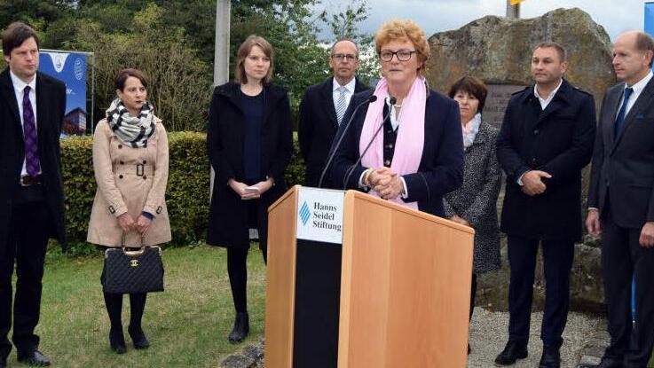 Am Gedenkstein für Franz Josef Strauß gedachte die CSU der deutschen Wiedervereinigung (von links); JU-Kreisvorsitzender Holger Then, FU-Kreisvorsitzende Julia Spörlein, MdB Emmi Zeulner, CSU-Kreisvorsitzender Christian Meißner, MdEP Monika Hohlmeier, CSU-Kreisgeschäftsführerin Edith Güthlein, MdL Jürgen Baumgärtner und der Leiter des Bildungszentrums Kloster Banz, Michael Möslein.  Foto: Andreas Welz
