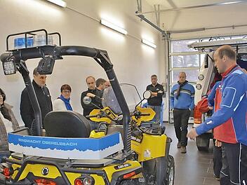 In der Bergrettungswache Oberelsbach bekamen die Mitarbeiterinnen und Mitarbeiter der Integrierten Leitstelle Schweinfurt Einblicke in die Arbeit der Bergwacht. Verschiedene Gerätschaften, so auch das Quad, wurden vorgestellt.  Foto: Hanns Friedrich