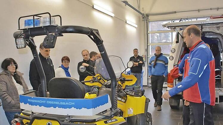 In der Bergrettungswache Oberelsbach bekamen die Mitarbeiterinnen und Mitarbeiter der Integrierten Leitstelle Schweinfurt Einblicke in die Arbeit der Bergwacht. Verschiedene Gerätschaften, so auch das Quad, wurden vorgestellt.  Foto: Hanns Friedrich