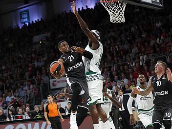 Das Hinspiel gegen Athen verlor Brose Bamberg drei Sekunden vor Schluss. Am Donnerstagabend wollen Darius Miller und Co Revanche.  Foto: Daniel L&ouml;b