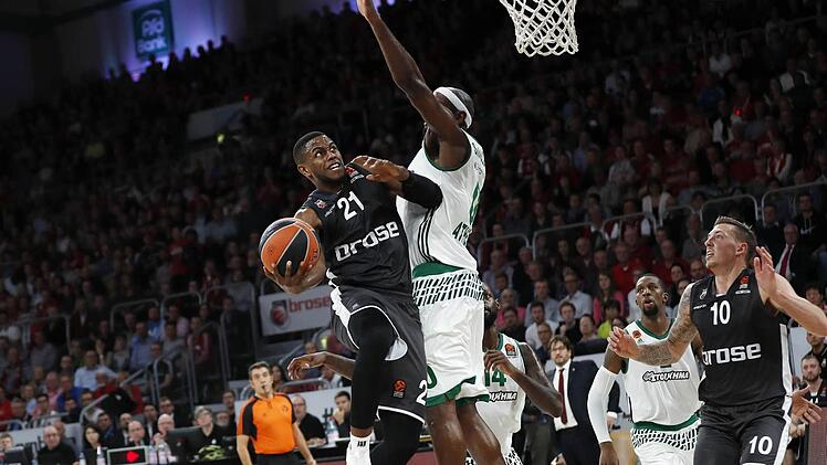 Das Hinspiel gegen Athen verlor Brose Bamberg drei Sekunden vor Schluss. Am Donnerstagabend wollen Darius Miller und Co Revanche.  Foto: Daniel L&ouml;b