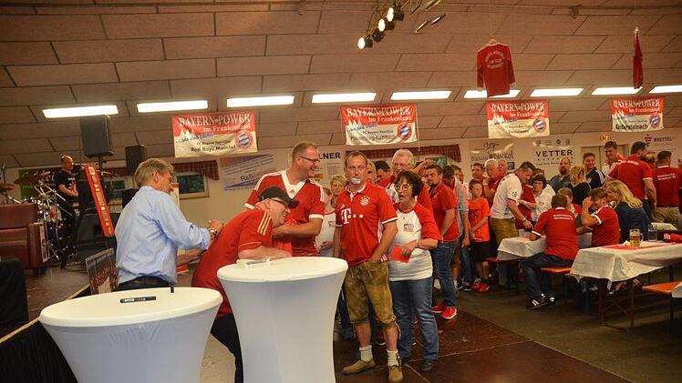 Während der Autogrammstunde gab es immer wieder kleine Dialoge zwischen Fans und Klaus Augenthaler und signiert wurde auf alles was die Fans wollten. Foto: K. H. Hofmann