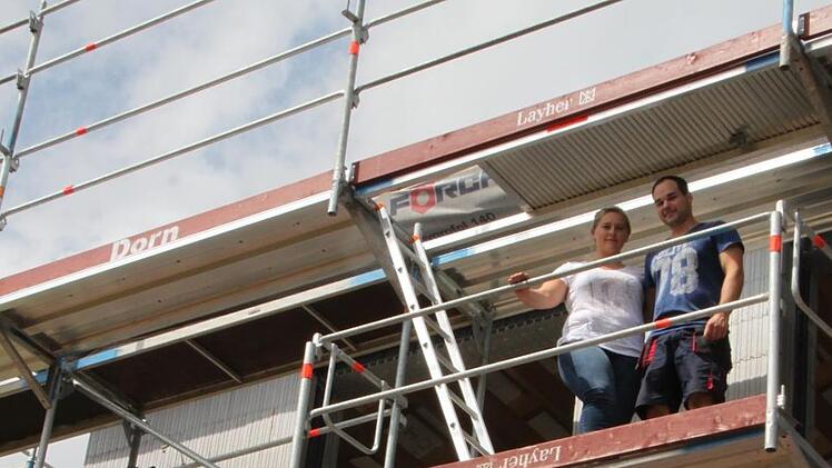 Sie bauen am Hang: Katharina und Tobias Breitenbach konnten auf ein Grundstück in Familienbesitz zurückgreifen. Davon abgesehen war es "nie eine Frage, aus Bad Brückenau wegzugehen", sagt Katharina. Foto: Ulrike Müller