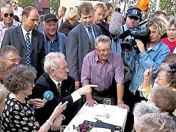 Ein Staatsoberhaupt ohne Allüren und ein Mensch auf Augenhöhe: Bundespräsident Johannes Rau mischte sich beim Jubiläum vor 25 Jahren mitten unter die Maroldsweisacher.