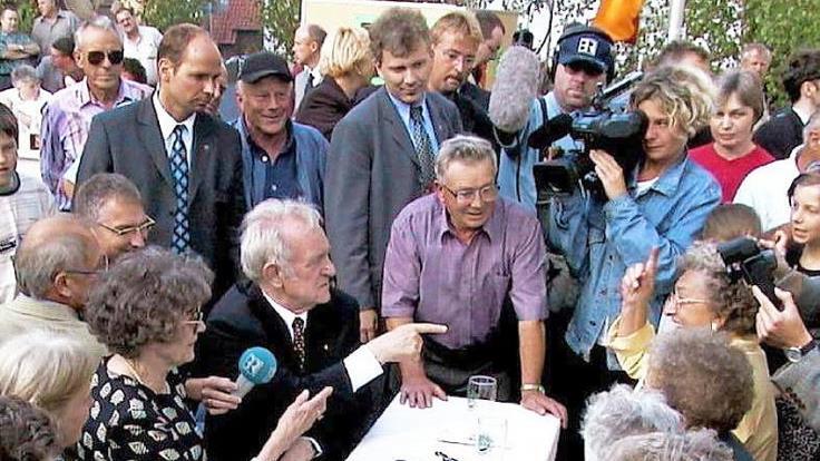 Ein Staatsoberhaupt ohne Allüren und ein Mensch auf Augenhöhe: Bundespräsident Johannes Rau mischte sich beim Jubiläum vor 25 Jahren mitten unter die Maroldsweisacher.