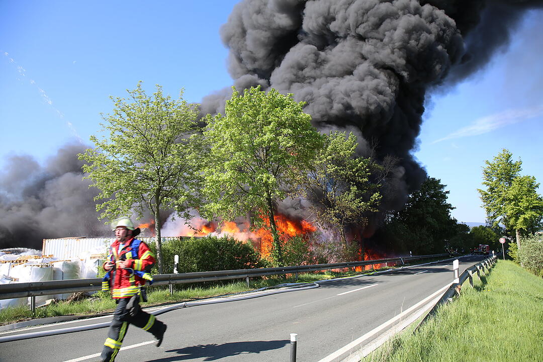 Firmengebäude in Oberfranken geht in Flammen auf