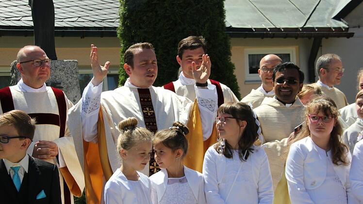 Tobias Fehn betet vor der Kirche. Foto: Veronika Schadeck