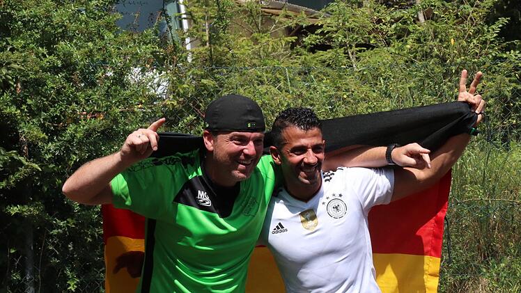 Trainer Markus Gall und Betreuer Hassan Mradi freuen sich über einen Sieg.Johanna Blum