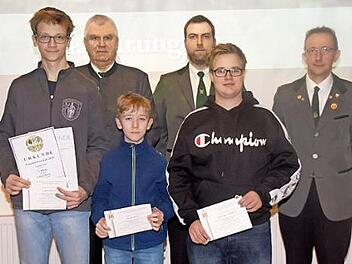Die mit den Leistungsabzeichen in Gold, Silber und Bronze geehrten Jungschützen der SG Rothenkirchen. Von links Lukas Beetz, Wolfgang Bergmann (Zweiter Schützenmeister), David Beetz, Daniel Bergmann (Erster Schützenmeister), Bastian Tumbach, Mathias Beetz (Schatzmeister und Jugendleiter, Leistungsabzeichen in Silber)