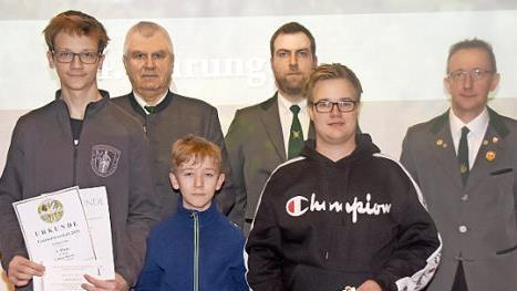 Die mit den Leistungsabzeichen in Gold, Silber und Bronze geehrten Jungschützen der SG Rothenkirchen. Von links Lukas Beetz, Wolfgang Bergmann (Zweiter Schützenmeister), David Beetz, Daniel Bergmann (Erster Schützenmeister), Bastian Tumbach, Mathias Beetz (Schatzmeister und Jugendleiter, Leistungsabzeichen in Silber)