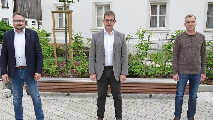 Das Bürgermeistertrio der Gemeinde Redwitz mit Bürgermeister Jürgen Gäbelein (Mitte) sowie Zweitem Bürgermeister Christian Zorn (links) und Drittem Bürgermeister Stephan Arndt