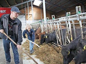 Michael Greim (hier mit Tochter Alisa beim Kühefüttern) ist mit der Ernte zufrieden. Foto: Jochen Nützel/Archiv