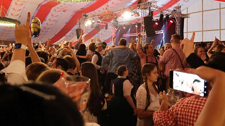 Ausgelassen wurde am Samstagabend im Bierzelt auf dem Eku-Platz gefeiert. Foto: Romy Denk