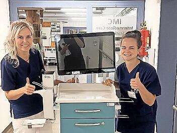 Kristin Koch (links) und Milena Schleicher freuen sich über die digitalen Visitenwagen.