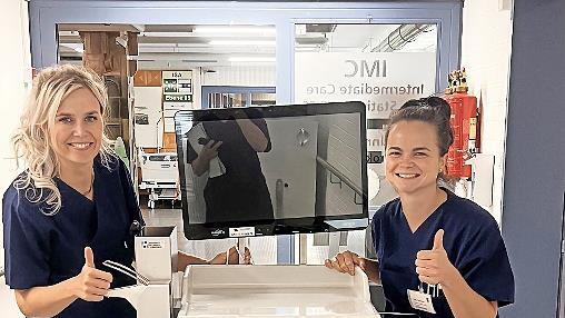 Kristin Koch (links) und Milena Schleicher freuen sich &uuml;ber die digitalen Visitenwagen.