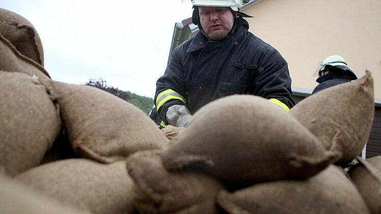 Bereits am Sonntag musste die Feuerwehr ausrücken. Hier in Schammelsdorf drohten Häuser vom aufgestauten Regenwasser überschwemmt zu werden. Foto: News5 / Herse