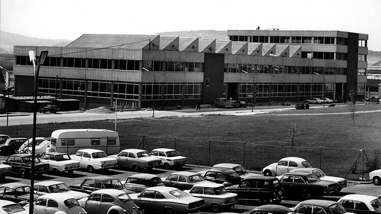 Der Parkplatz und Bau 2 im Jahr 1971.