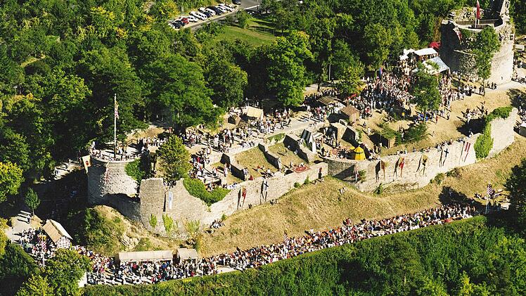 Rundflüge über Bad Kissingen gehören zum Programm. Hier der Blick auf Burg Botenlauben während der Festspiele