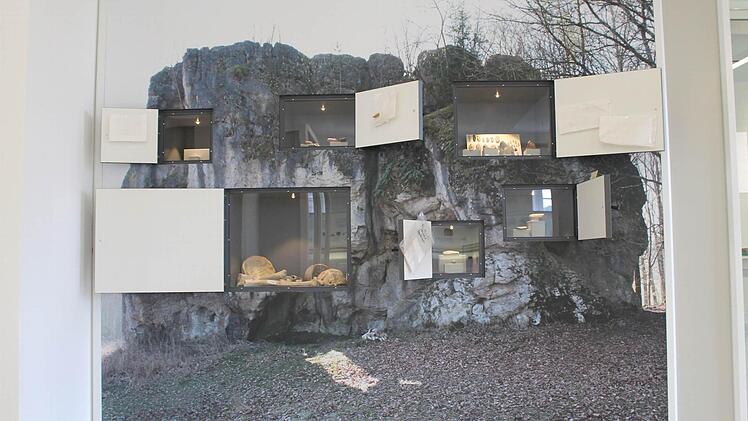Der "Hohle Stein bei Schwabthal" als Fotowand mit Fundstücken