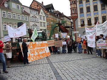 Mit Transparenten, aber auch über Mikrofon machten die Gegner eines neuen Verkehrslandeplatzes im Landkreis Coburg deutlich, dass sie nicht aufgeben wollen. Fotos: Helke Renner