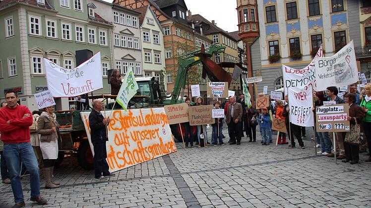 Mit Transparenten, aber auch über Mikrofon machten die Gegner eines neuen Verkehrslandeplatzes im Landkreis Coburg deutlich, dass sie nicht aufgeben wollen. Fotos: Helke Renner