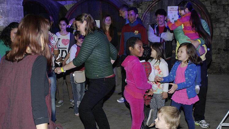 Flüchtlinge und Einheimische treffen sich bei Tanz und Musik.