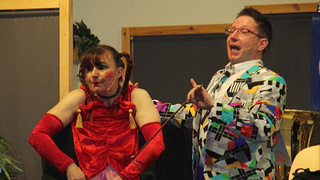 "Bauchredner Bernie" (Bernd Stretz) mit seiner "Puppe Moni" (Ramona Schneiderbanger) in Aktion. Foto: Ralf Kestel