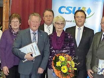 Hohe Ehrungen erfuhren bei der 60-Jahr-Feier des CSU-Ortsverbands Ludwigschorgast Anton Leithner, Fred Popp und Georg Wamser. Unser Bild zeigt (von links) Georg und Betty Wamser, Bürgermeisterin Doris Leithner-Bisani, Christa und Fred Popp, CSU-Kreisvorsitzenden Henry Schramm, Erika Leithner, Bundestagsabgeordneten Hans Peter Friedrich, Anton Leithner, Ortsvorsitzenden Thorsten Schwieder und JU-Kreisvorsitzenden Patrick Kölbel. Foto: Klaus-Peter Wulf
