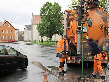 Im Vorfeld der Dorfplatzgestaltung werden in dieser Woche Kanäle gespült und danach auf Schäden untersucht. Mängel könnten im Zuge der Platzsanierung und Straßenarbeiten ausgebessert werden. Foto: Heike Beudert