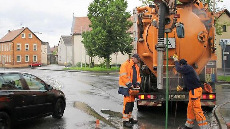 Im Vorfeld der Dorfplatzgestaltung werden in dieser Woche Kanäle gespült und danach auf Schäden untersucht. Mängel könnten im Zuge der Platzsanierung und Straßenarbeiten ausgebessert werden. Foto: Heike Beudert