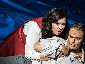 Probenszene aus der Neuinszenierung von "Tosca" am Landestheater Coburg: Celeste Siciliano als Tosca und Milen Bozhkov als Cavaradossi.Foto: Jochen Berger