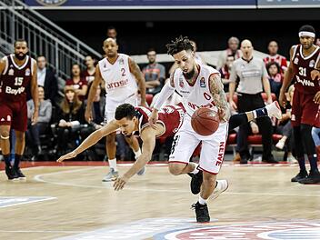 Jared Cunningham (l.) verliert den Ball gegen Daniel Hackett, der zum 84:80 vollstreckt.  Foto: Daniel Löb