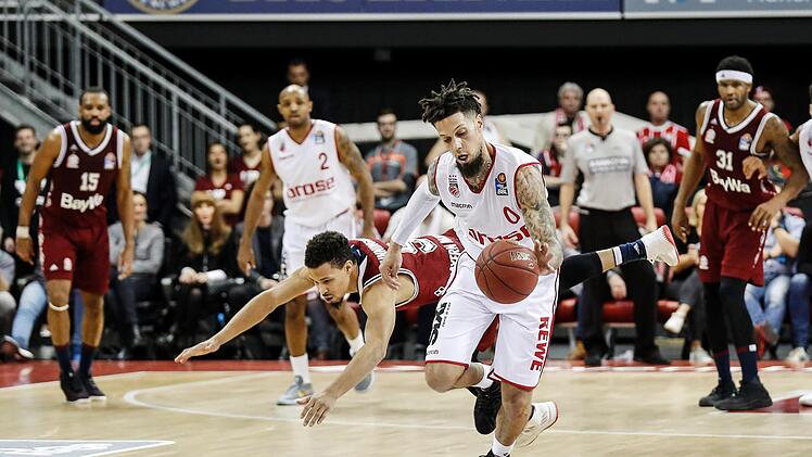 Jared Cunningham (l.) verliert den Ball gegen Daniel Hackett, der zum 84:80 vollstreckt.  Foto: Daniel Löb