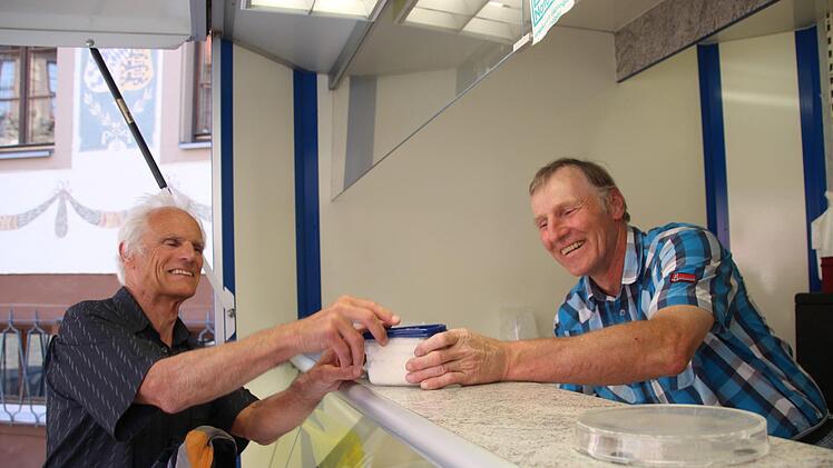 Richard Fix holt sich seinen Quark bei Direktvermarkter Michael Zeitz auf dem Rathausplatz. Foto: Benedikt Borst