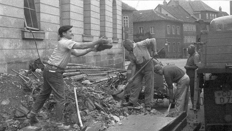Juni 1963: Hinter dem Landestheater türmt sich der Schutt, die Arbeiter transportieren ihn ab.Foto: CT-Archiv / Heki-Bild